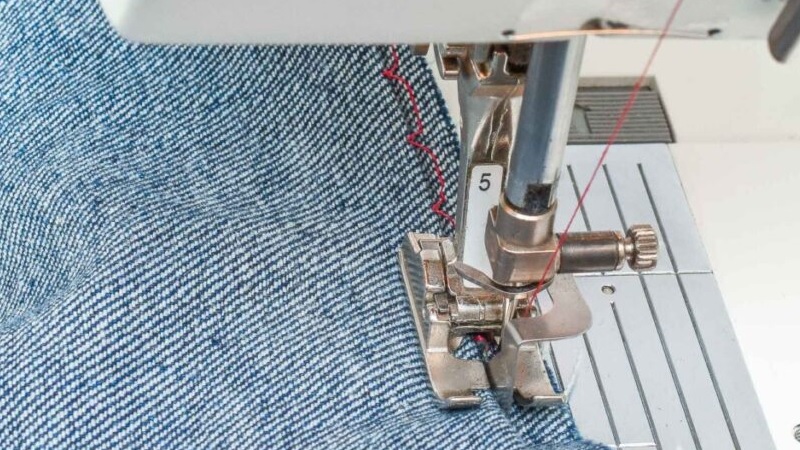Blind stitch sewing machine