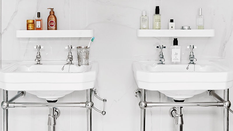 Bathroom shelving