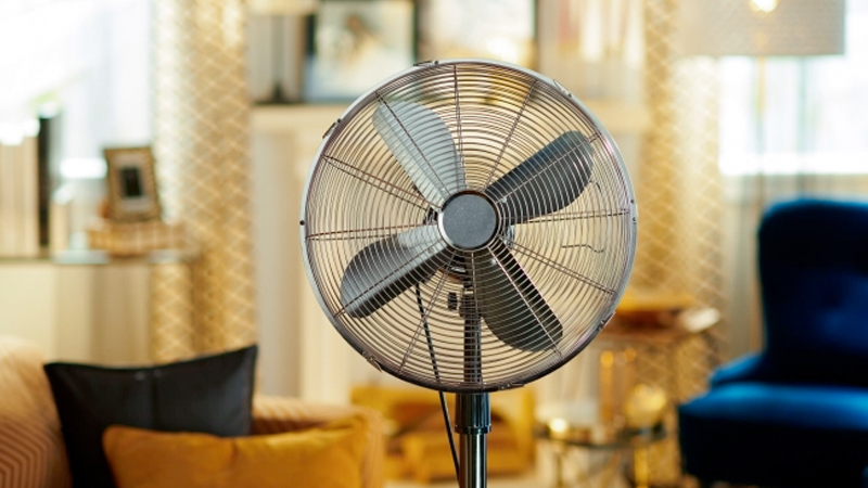 Oscillating cooling fan