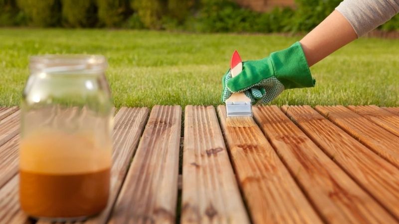 Applying decking oil