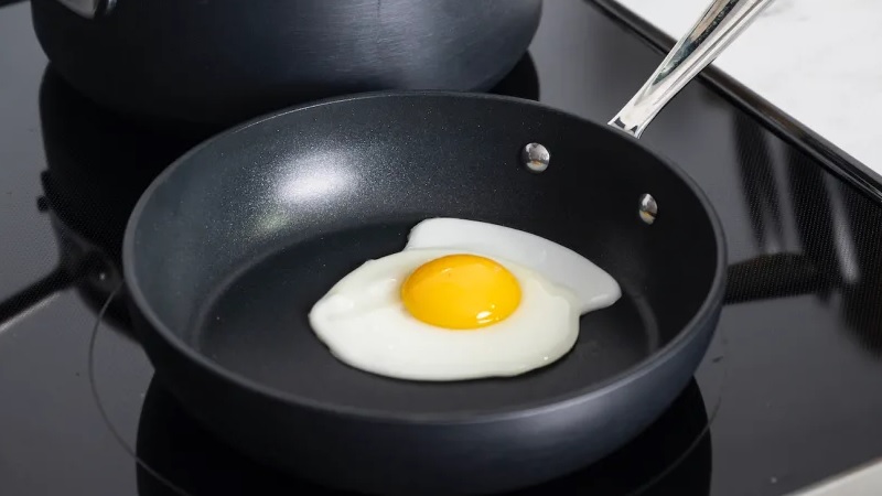 Non stick pan with egg