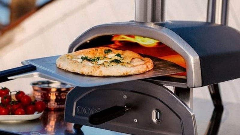 Cooking a pizza in a pizza oven