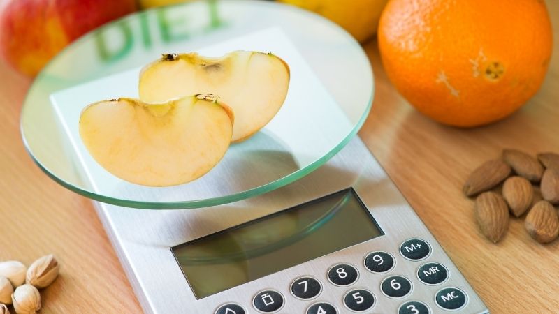 Weighing apples on kitchen scales