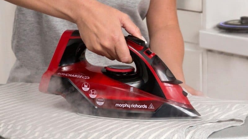 Cordless steam iron