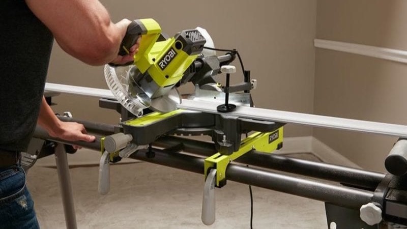 Sliding mitre saw