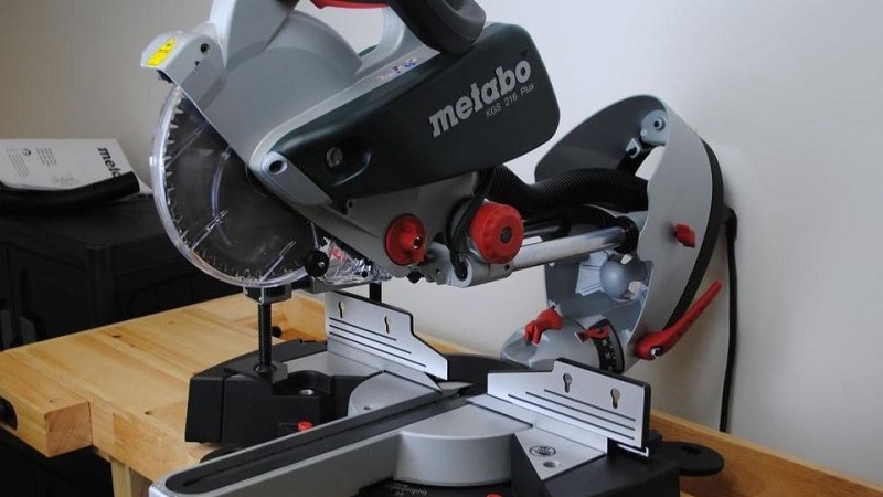 Compound mitre saw