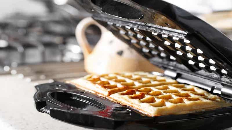 Double waffle maker