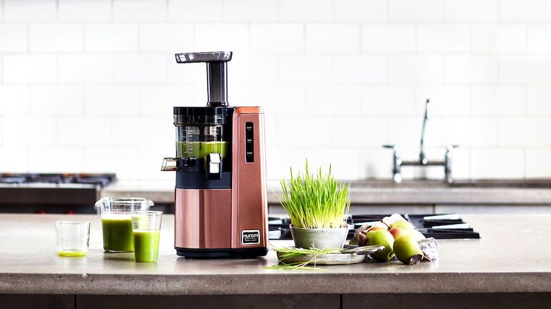 Masticating juicer