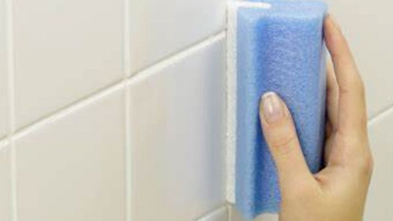 Cleaning wall grout