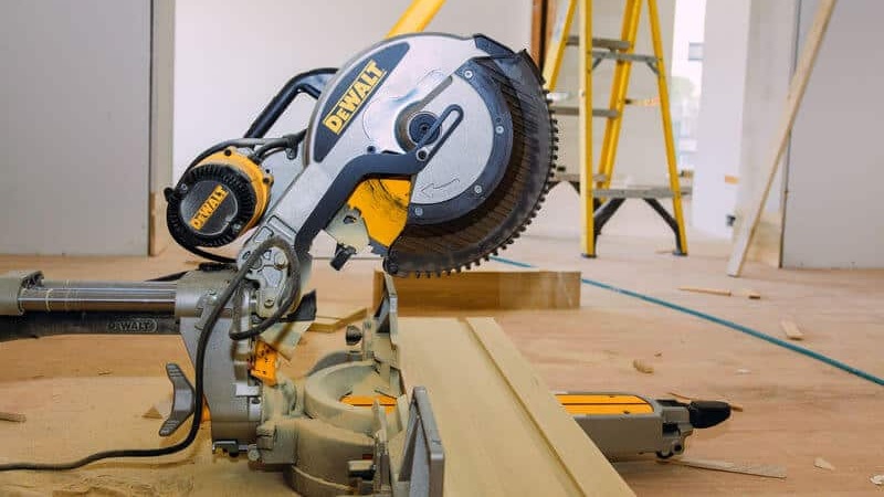 Sliding compound mitre saw