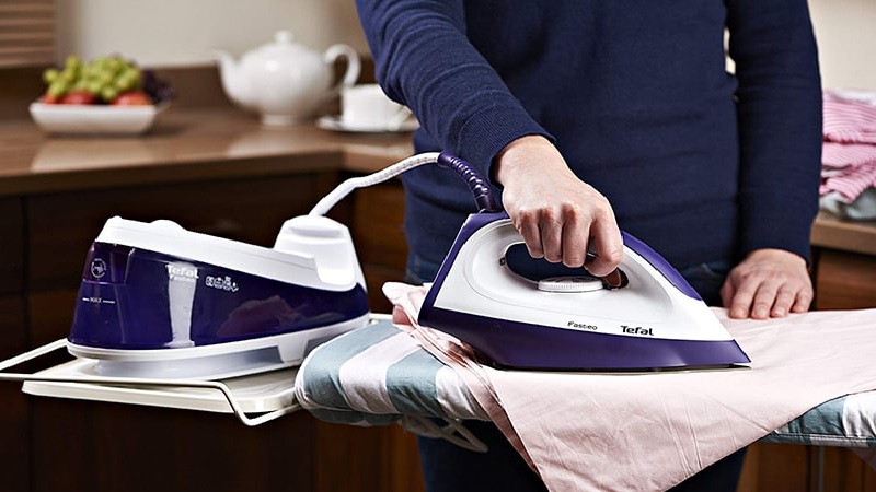 Pressurised steam iron