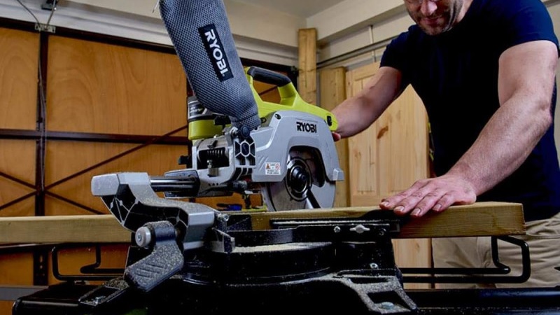 Cordless mitre saw