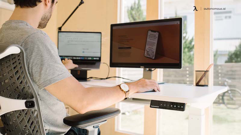 Electronic standing desk