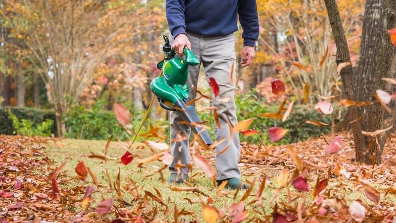 Cordless garden vacuum